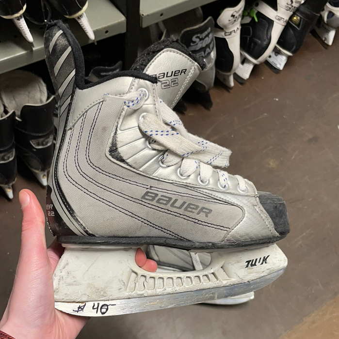 Used Bauer 22s 2D Skate