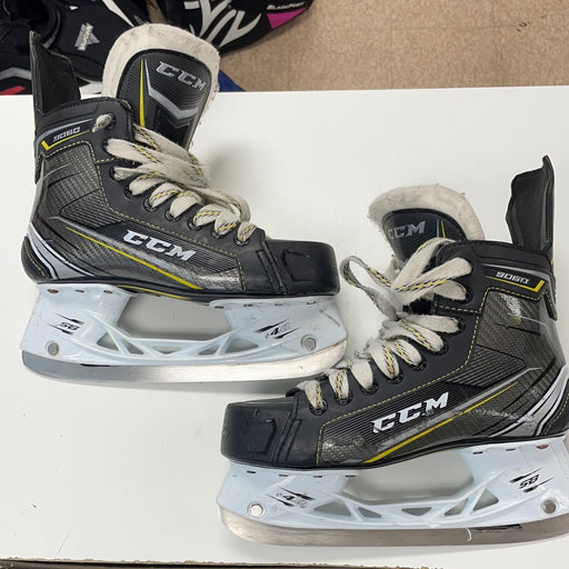 Used CCM Tacks 9060 5 EE Player Skates