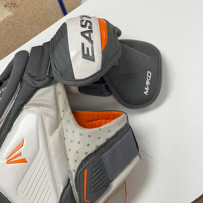 Used Easton Mako Junior Small Shoulder Pads