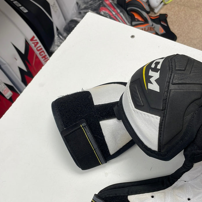 Used CCM Tacks 4052 Junior Small Shoulder Pads